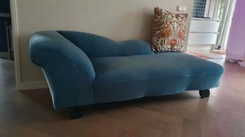 sofa prachtige mooie bank , nieuw overtrokken echt  oudmodel beschikbaar voor biedingen