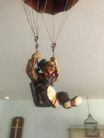 Beeldje de Clown hangt aan parachute Jaren 70