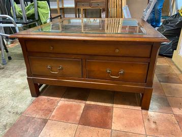 Salontafel met glasplaat en lades beschikbaar voor biedingen