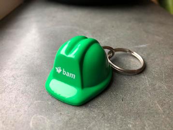 Leuke sleutelhanger groene bouwhelm met witte opdruk 'bam' beschikbaar voor biedingen