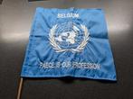België  - VN  Vlag / Vaandel  30x28 cm. Zonder stokje !, Ophalen of Verzenden, Landmacht, Overige gebieden, Embleem of Badge