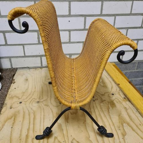 GIETIJZEREN-ROTAN KRANTEN/LECTUURBAK, Huis en Inrichting, Woonaccessoires | Krantenbakken en Lectuurbakken, Zo goed als nieuw