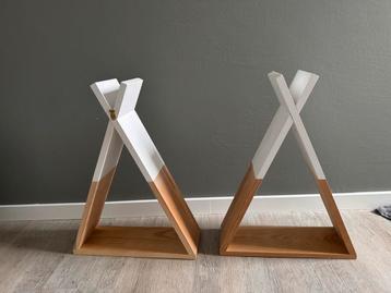 Leuke houten plankjes om op te hangen of neer te zetten beschikbaar voor biedingen