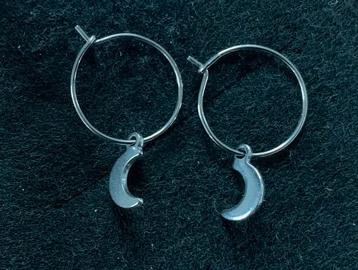 Oorbellen met maantje beschikbaar voor biedingen