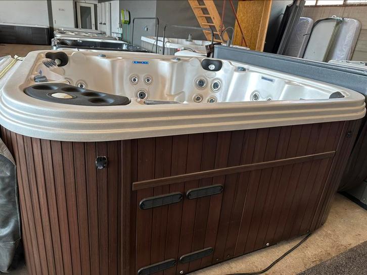 Pacific spa, met sterke massage Canadese topkwaliteit, Tuin en Terras, Bubbelbaden en Hottubs, Zo goed als nieuw, Filter, Ophalen