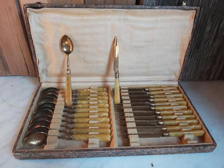 Leuke set van 12 oude dessert / fruit lepeltjes en 12 mesjes, Antiek en Kunst, Antiek | Bestek, Verzenden