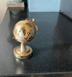 tafelaansteker wereldbol retro vintage goudkleurig op voetje, Ophalen of Verzenden, Gebruikt, Aansteker