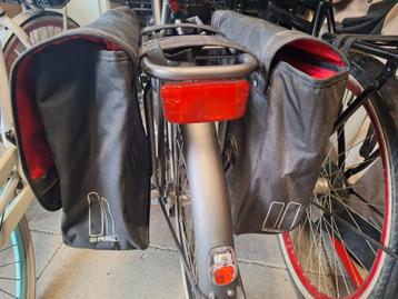 Dubbele fietstassen merk Basil beschikbaar voor biedingen