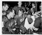 Gordie Howe and teammates after his 544th goal Ice hockey, Verzenden, Foto, Nieuw, Voor 1940