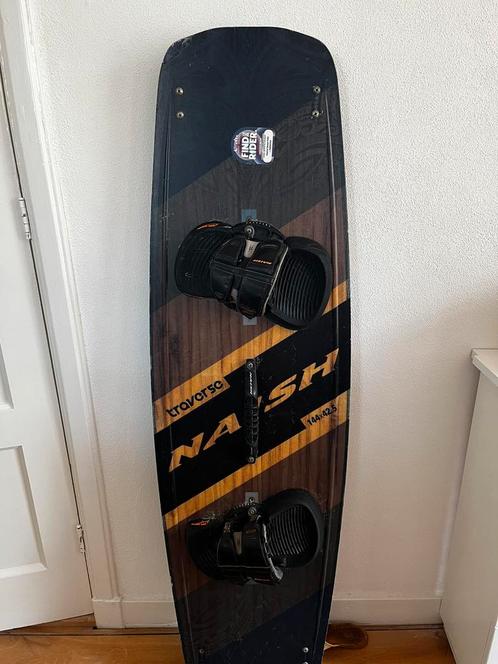 Naish Traverse board + Naish bindingen, Watersport en Boten, Kitesurfen, Gebruikt, Kiteboard, Twintip, Ophalen