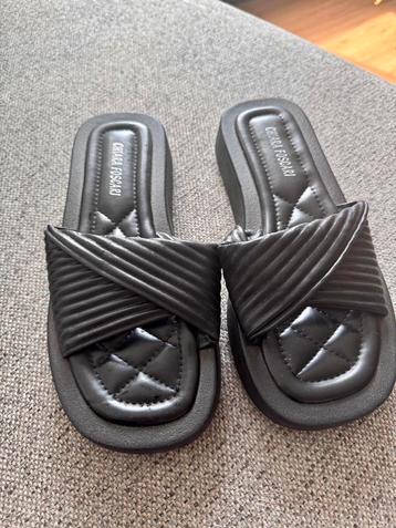 Leuke zwarte slippers maat 40 beschikbaar voor biedingen