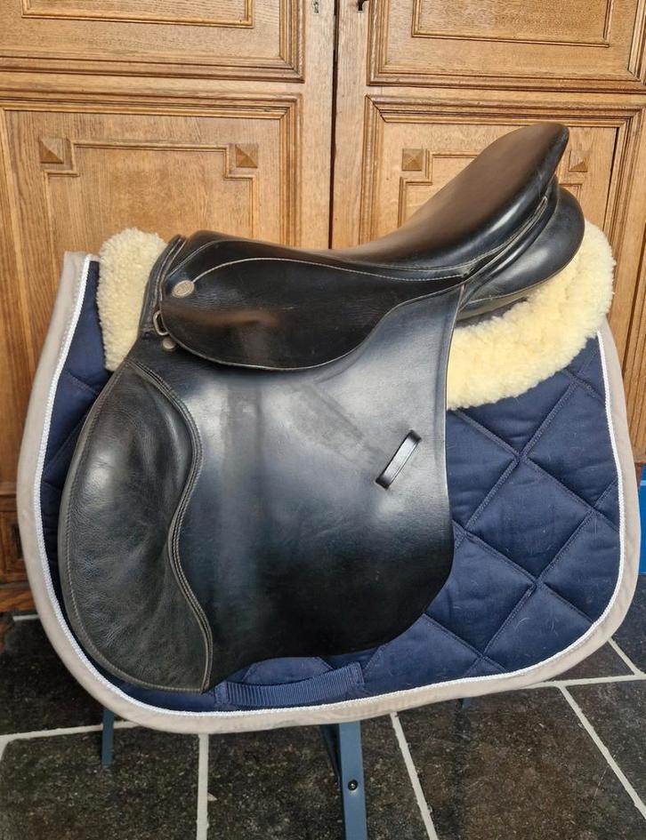 Super fijn springzadel • 17,5 inch • medium boom, Dieren en Toebehoren, Paarden en Pony's | Zadels, Springen, Ophalen of Verzenden