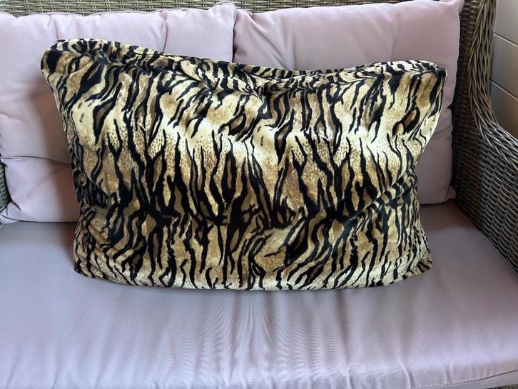 Tijger print kussen, Huis en Inrichting, Woonaccessoires | Kussens, Gebruikt, Overige kleuren, Rechthoekig, Ophalen