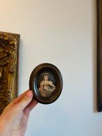 Miniatuur portret dame met bollingvorm uit suède, Ophalen of Verzenden