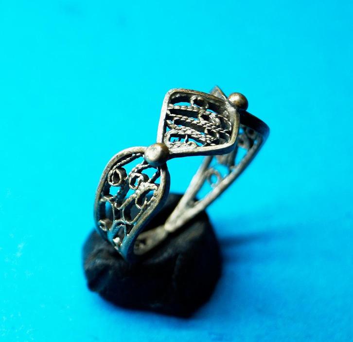 Vingerring - midden 17e eeuw - Zilver - Bodemvondst, Sieraden, Tassen en Uiterlijk, Antieke sieraden, Ring, Zilver, Ophalen of Verzenden
