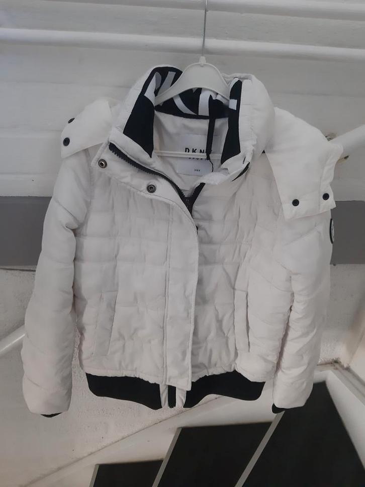 Te koop aangeboden witte DKNY Donsjas Mt S - Weinig Gedragen, Kleding | Dames, Jassen | Winter, Zo goed als nieuw, Maat 36 (S)