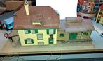 Ho station met goederen loods met klok, Hobby en Vrije tijd, Modeltreinen | H0, Gebruikt, Gelijkstroom of Wisselstroom, Brug, Tunnel of Gebouw