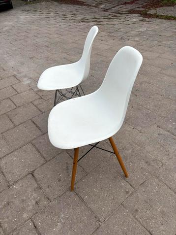 Witte Eames  stoel beschikbaar voor biedingen