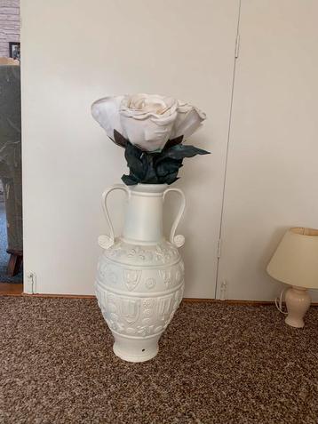 Witte grote vaas met bloemen beschikbaar voor biedingen