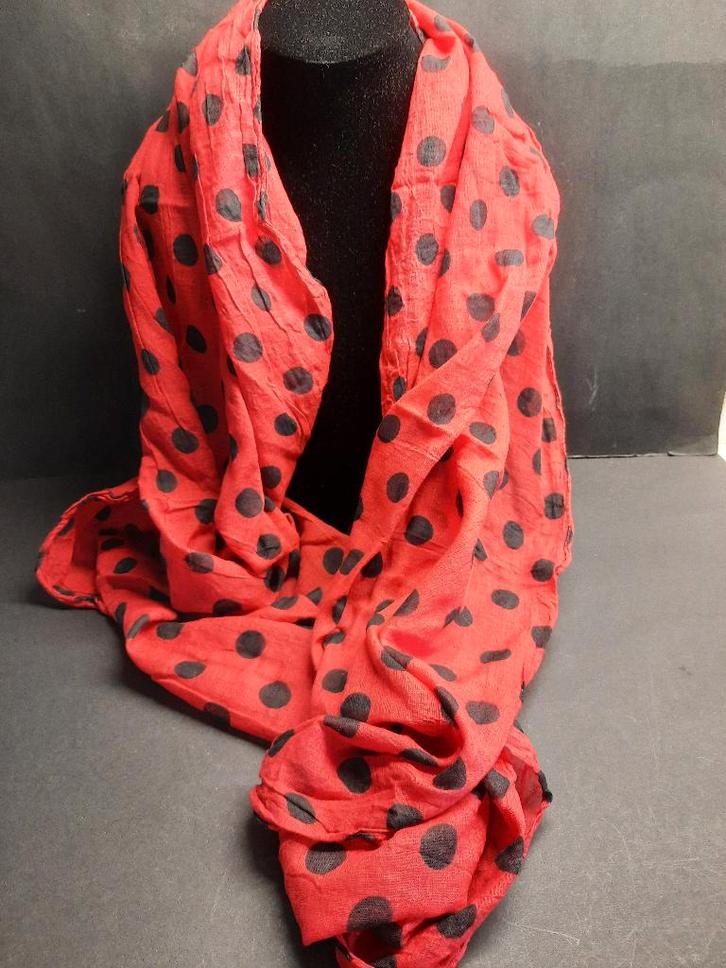 Sjaal rood met zwarte stippen Made in India, Kleding | Dames, Mutsen, Sjaals en Handschoenen, Zo goed als nieuw, Sjaal, Maat 46/48 (XL) of groter