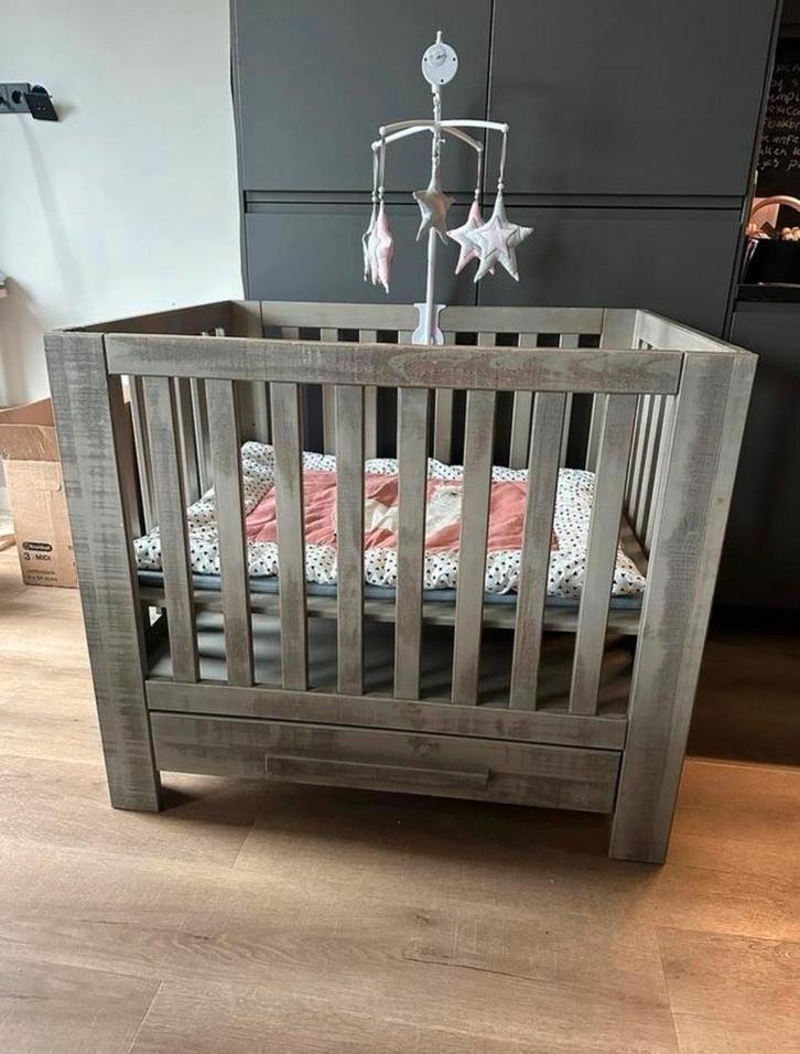 Mooie Sinza Box + mobiel + extra’s! PRIJS VERLAAGD!, Kinderen en Baby's, Boxen, Zo goed als nieuw, Boxkleed, Ophalen