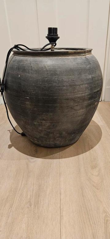 Lampvoet robuust beschikbaar voor biedingen