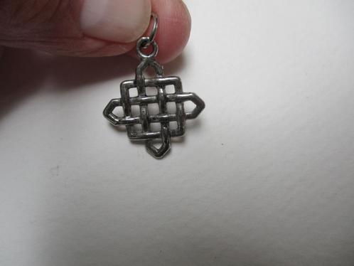 Zilverkleur Eeuwige knoop hanger Keltische vorm, Sieraden, Tassen en Uiterlijk, Kettinghangers, Zo goed als nieuw, Overige materialen