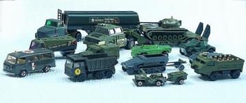 Vintage legerauto's, trucks, tank en soldaatjes. beschikbaar voor biedingen