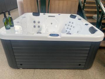 Nieuwe - Jacuzzi-Balboa- Bermuda spa met twee ligplaatsen.  beschikbaar voor biedingen