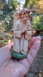 Antieke kerstengel knielend met rozen haarkrans, Diversen, Kerst, Verzenden, Gebruikt