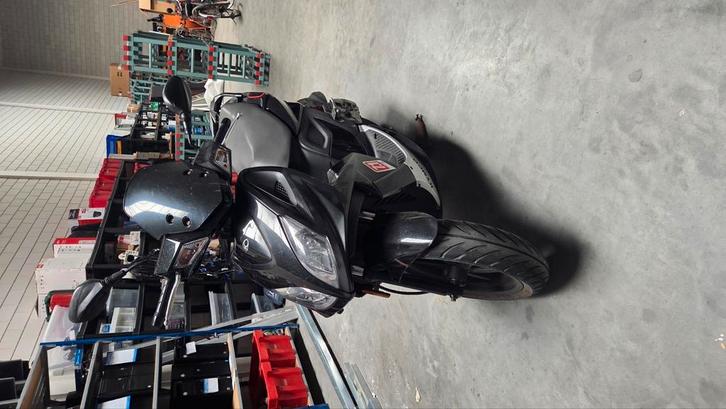 Kymco super 8 inc helm, Fietsen en Brommers, Scooters | Kymco, Gebruikt, Super 8, Benzine, Ophalen