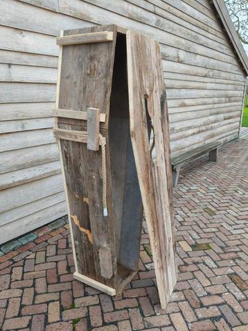 Doodskist van sloophout een must voor halloween beschikbaar voor biedingen