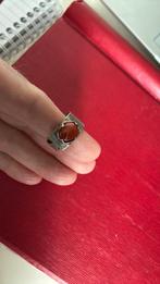 Zilver ring uniek stuk gehamerd met rode steen 21 mm, Sieraden, Tassen en Uiterlijk, Ringen, Gebruikt, 20 of groter, Ophalen of Verzenden