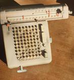 Een oude mechanische rekenmachine van Monroe,, Ophalen