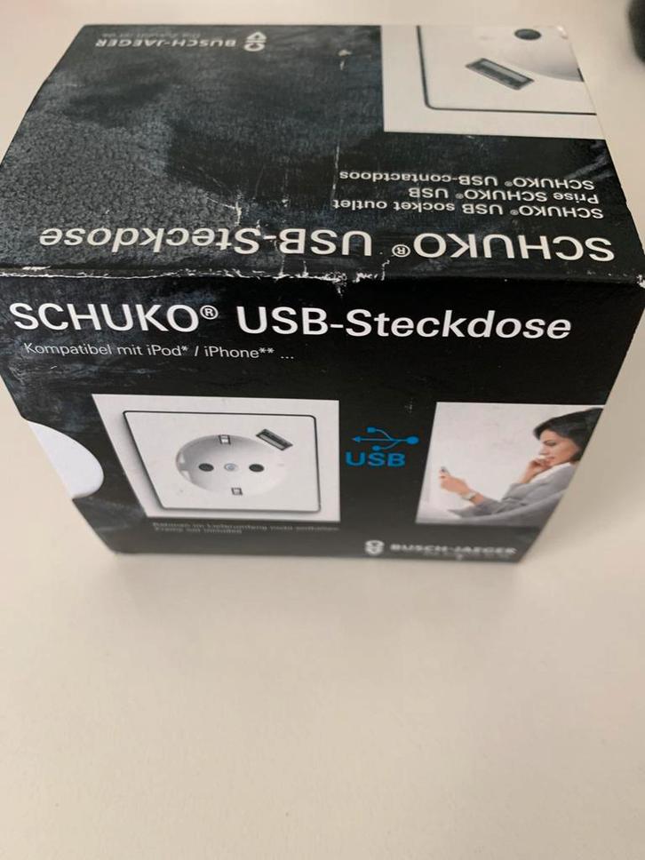 Busch-Jaeger Schuko wandcontactdoos met USB-aansluiting, Doe-het-zelf en Verbouw, Elektra en Kabels, Nieuw, Stopcontact, Ophalen of Verzenden