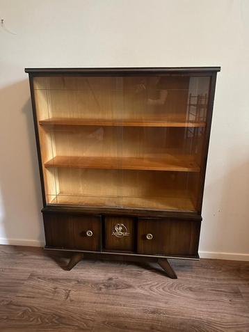 2 Vintage vitrinekasten met glasdeuren jaren ’50–’60 beschikbaar voor biedingen