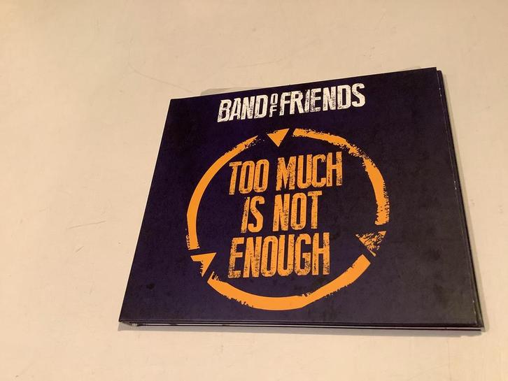 Band Of Friends – Too Much Is Not Enough 1Cd/1Dvd ( RORY), Verzamelen, Muziek, Artiesten en Beroemdheden, Zo goed als nieuw, Cd of Plaat