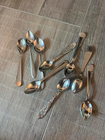 Vintage antieke zilverkleurige lepeltjes lepels kop schotel beschikbaar voor biedingen