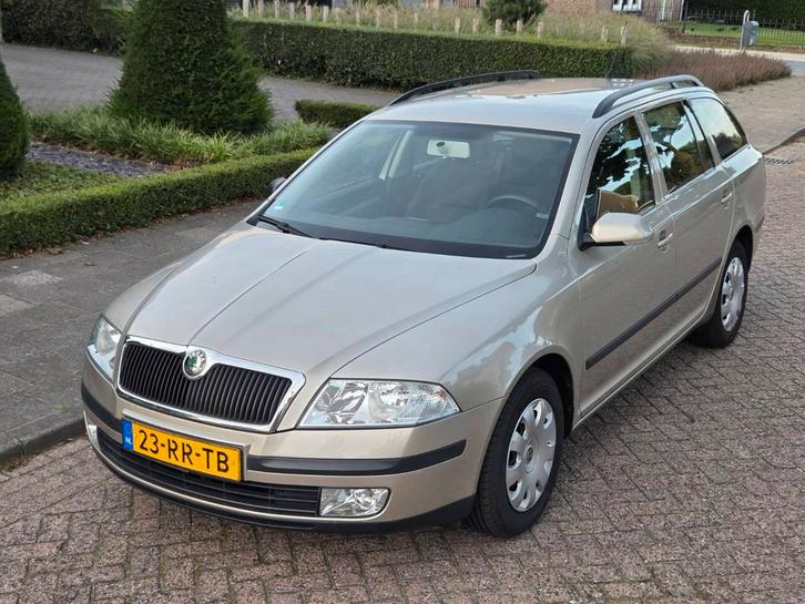 Skoda Octavia 1.6 Combi FSI 85KW AUT 2005 Beige, Auto's, Skoda, Particulier, Octavia, Cruise Control, Dakrails, Metallic lak, Trekhaak