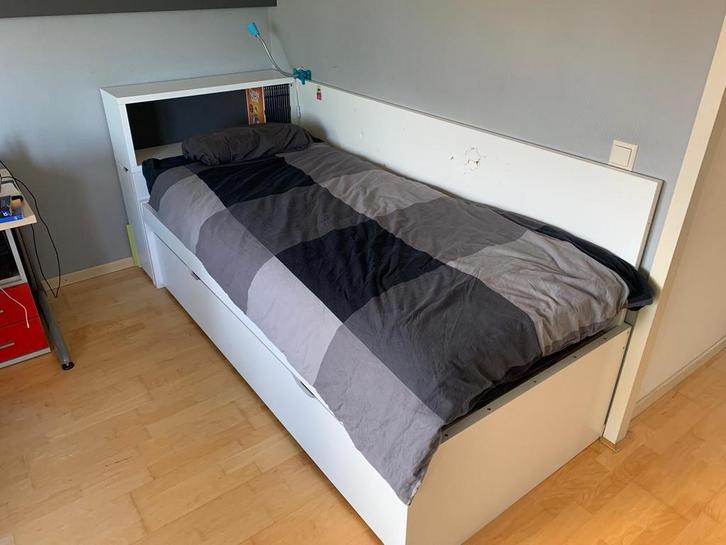 IKEA bed met onderbed - Beschadigd, Huis en Inrichting, Slaapkamer | Bedden, Gebruikt, Eenpersoons, 90 cm, 200 cm, Hout, Wit, Ophalen of Verzenden