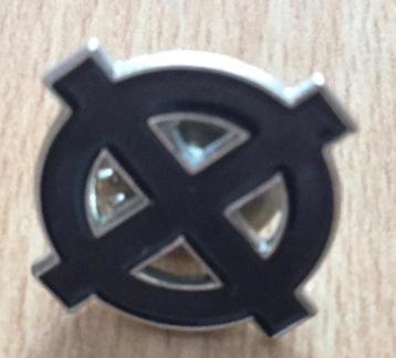 Broche / pin, zwart rond met kruis, ongebruikt beschikbaar voor biedingen