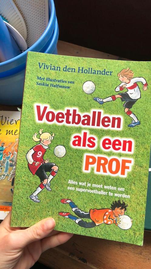 Vivian den Hollander - Voetballen als een prof, Boeken, Kinderboeken | Jeugd | onder 10 jaar, Gelezen, Ophalen of Verzenden