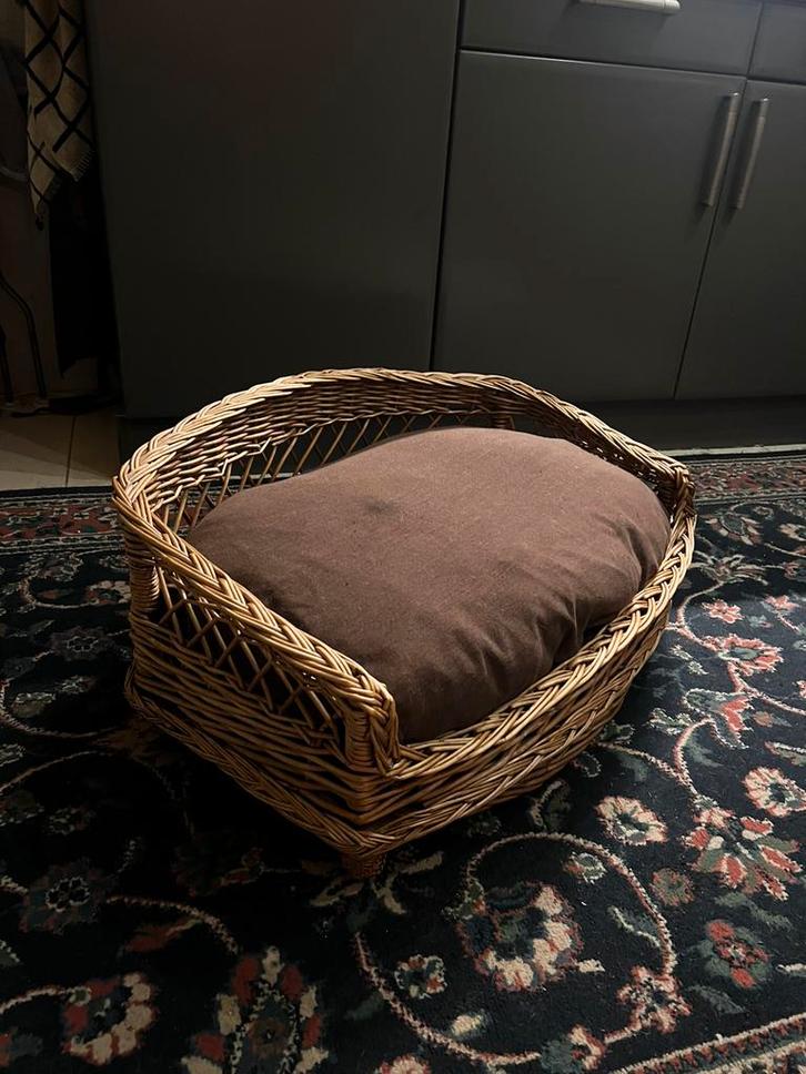 Honden mand riet / rotan inclusief kussen, Dieren en Toebehoren, Hondenmanden, Zo goed als nieuw, Riet, Ophalen