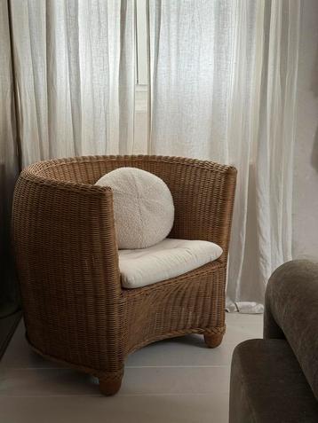 Vintage rieten fauteuil met kussen beschikbaar voor biedingen