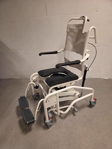 Handicare postoel / douchestoel hoog/laag-  en kantelfunctie beschikbaar voor biedingen