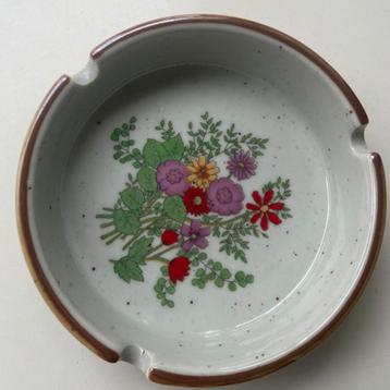 Vintage asbak met bloemen beschikbaar voor biedingen