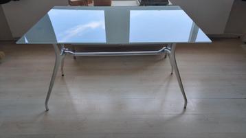  Mat glazen tafel  op aluminium onderstel 1.20 x 0.80cm beschikbaar voor biedingen