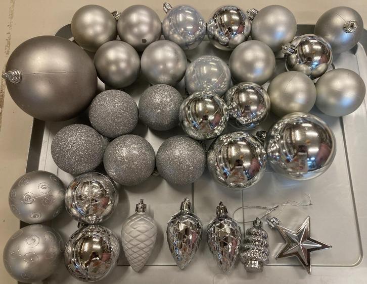 Zilverkleurige Kunststof kerstballen en figuren  (7), Diversen, Kerst, Zo goed als nieuw, Ophalen of Verzenden