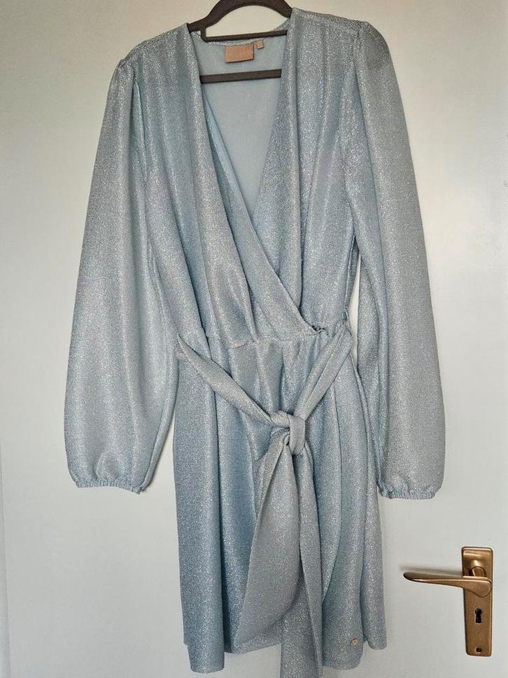 JOSH V Isabeau Fresh blue glitter, Kleding | Dames, Jurken, Zo goed als nieuw, Blauw, Boven de knie, Ophalen of Verzenden
