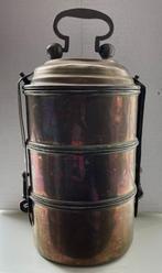 Antieke koperen tiffin, Ophalen